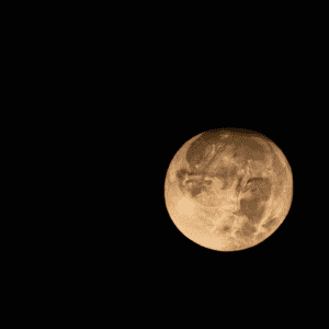 pourquoi la lune est jaune